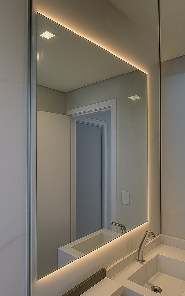 instalação de fita de led no espelho